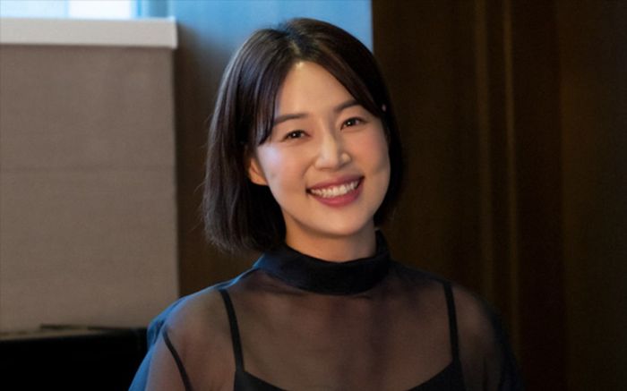 Nữ diễn viên Han Ji Hye khoe cơ bụng săn chắc