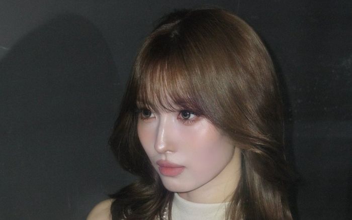 Momo (TWICE) khoe nhan sắc quyến rũ