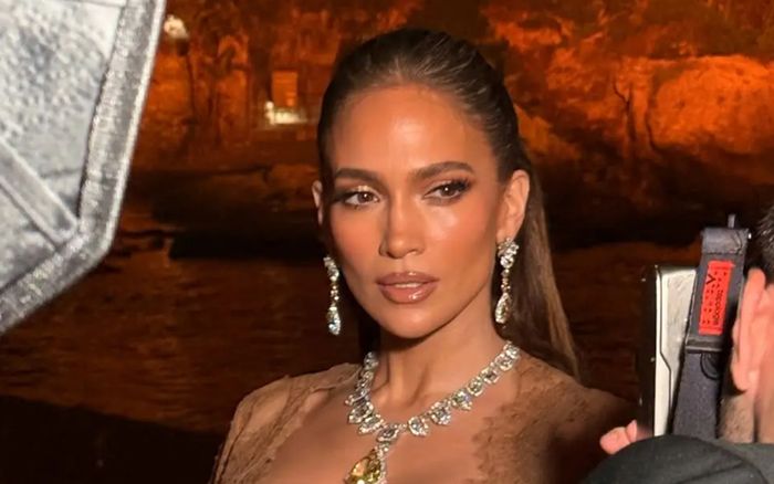 Jennifer Lopez gây chú ý với khoảnh khắc trước thềm sinh nhật tuổi 57