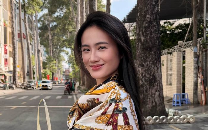Hoa hậu Ý Nhi khoe nhan sắc rạng rỡ khi dạo phố