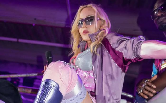 Madonna gây choáng với bộ trang phục đính hàng nghìn viên pha lê tại sân khấu World Cup 2026