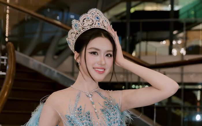 Hoa hậu Phương Oanh khoe đường cong hút mắt