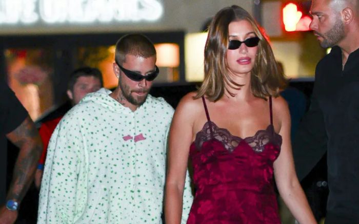 Hailey Bieber khoe vẻ gợi cảm trong thiết kế ren đỏ sánh đôi bên Justin Bieber