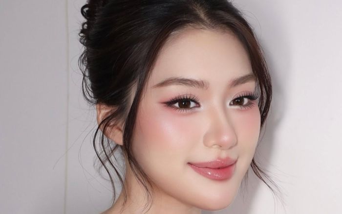 Vẻ đẹp dịu dàng của vùng đất sinh ra Hoa hậu Phương Oanh khi sen vào mùa