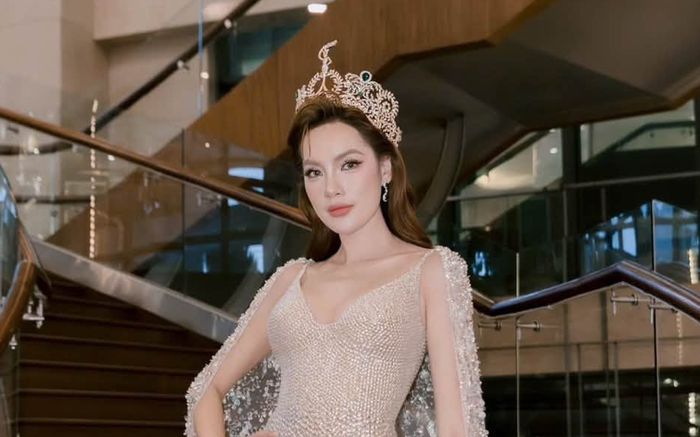 Hoa hậu Lê Hoàng Phương khoe dáng chuẩn đồng hồ cát