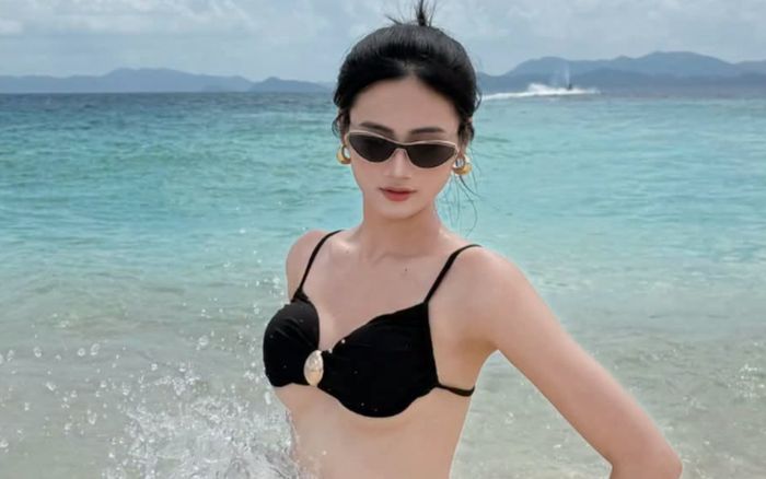 Ý Nhi mặc đồ bơi hai mảnh bé xíu phô trọn body 'khét lẹt'