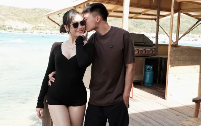 Hồ Văn Cường khiến mạng xã hội xôn xao với cảnh hôn