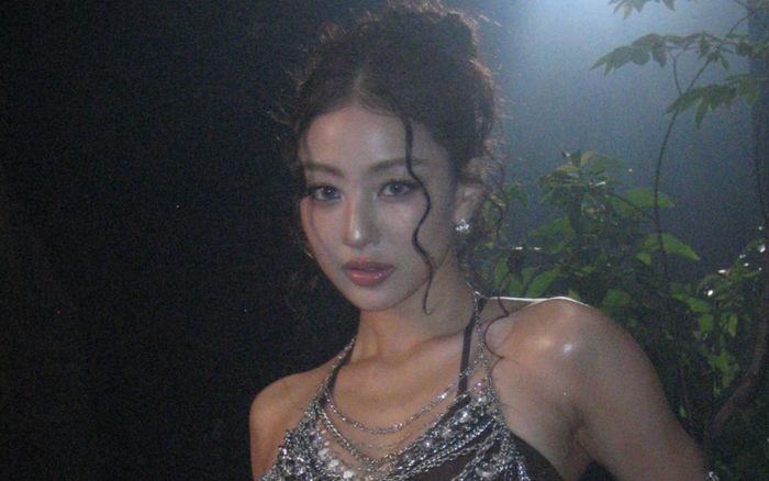 Jihyo (TWICE) gây sốt với tạo hình gợi cảm, chị gái Gong Seung Yeon cũng phải thốt lên