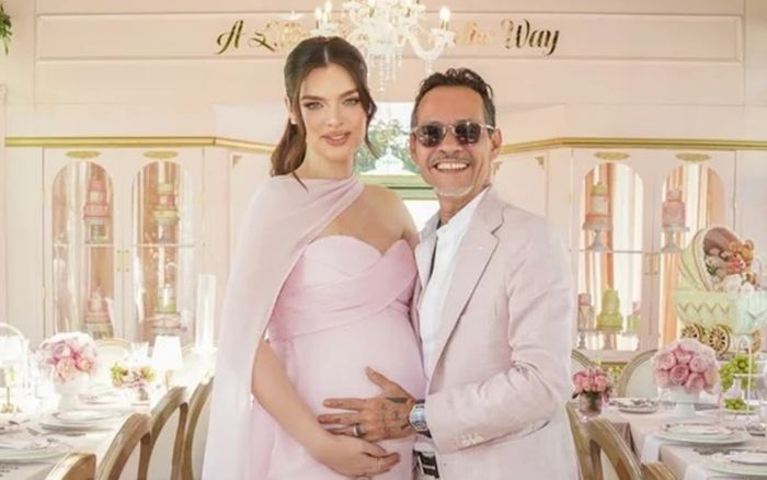 Á hậu Miss Universe sinh con với chồng hơn 31 tuổi