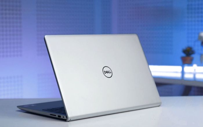 Đánh giá Laptop Dell 15: Ổn định cho văn phòng hay thiết kế đã lỗi thời?