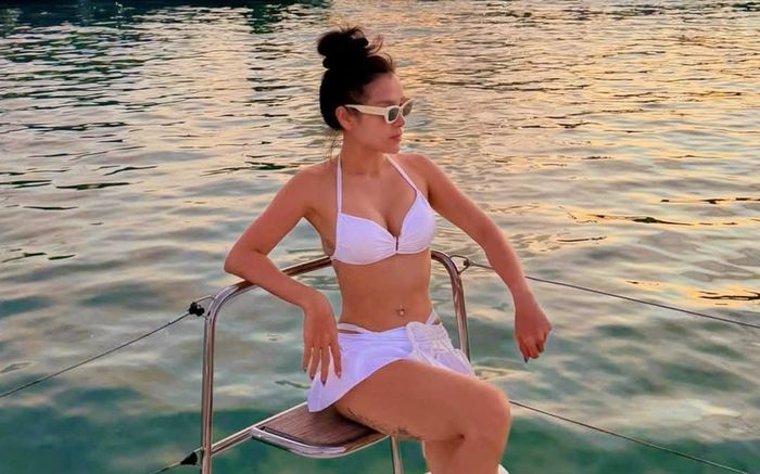 Phương Trinh Jolie diện đồ tắm hai mảnh, khoe dáng nóng bỏng trên du thuyền