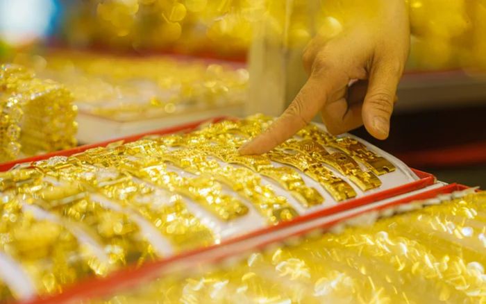 Tin tài chính hôm nay 23/7: Giá vàng lao dốc, USD hạ nhiệt trong ngân hàng