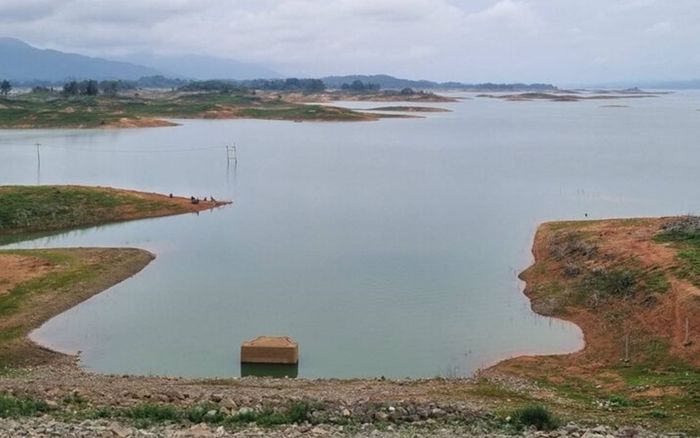 Kì bí khuôn mặt người phụ nữ hiện lên ở đập nước, người dân ồ ạt kéo đến xem