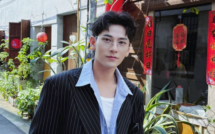 Isaac ở tuổi 38: Bị thời gian bỏ quên, visual trông chẳng khác gì thư sinh
