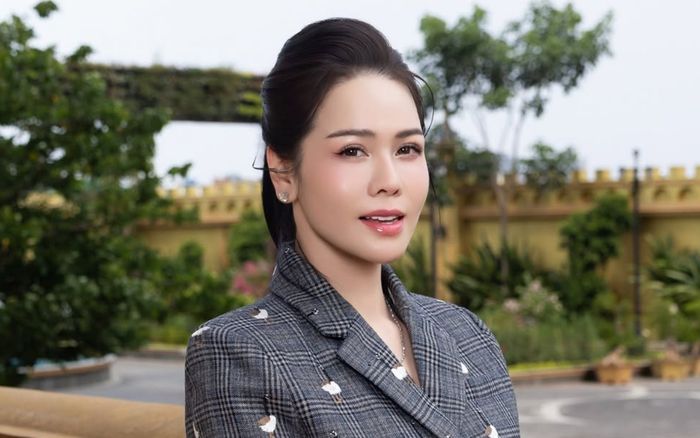 Nhật Kim Anh tái xuất gây chú ý