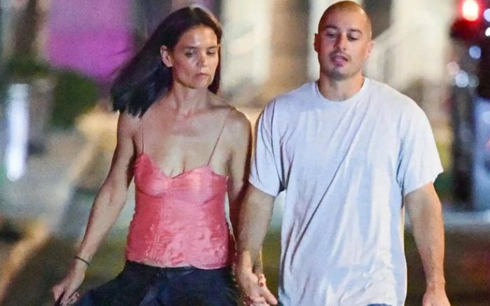 Katie Holmes xuống phố cùng bạn trai, diện đồ đậm chất Y2K