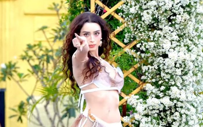 Thí sinh Miss Grand Vietnam xoạc chân khi diễn áo tắm gây bàn luận