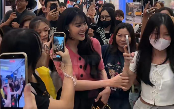 Ninh Dương Lan Ngọc bị fan vây kín nghẹt thở ở chốn đông người