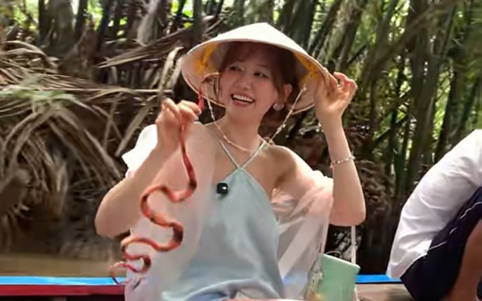 Hơn nửa triệu người xem clip Hari Won cầm rắn
