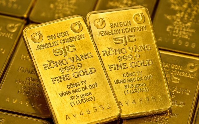 Tin tài chính hôm nay 24/7: Giá vàng tiếp tục lao dốc, USD tăng trở lại