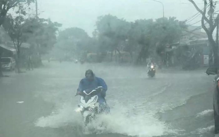 Mưa lớn bao trùm nhiều tỉnh miền Bắc, cảnh báo lũ quét và sạt lở đất trong 6 giờ tới