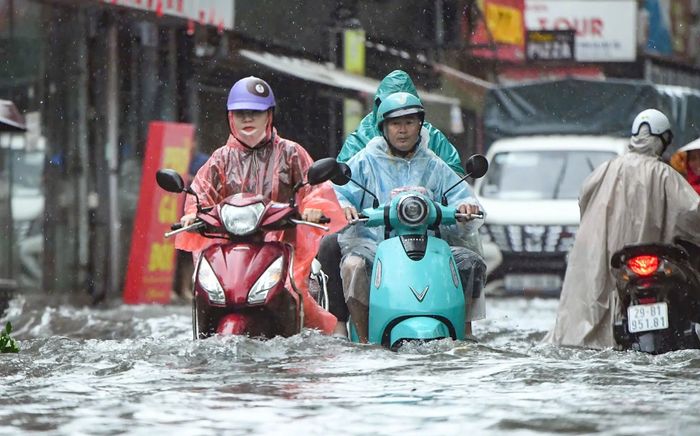 Mưa giông trút xuống Hà Nội, đề phòng lốc, sét và gió giật mạnh