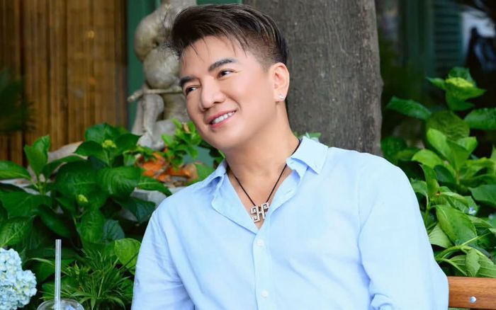 Xôn xao clip Đàm Vĩnh Hưng 'khóa môi' một cô gái, danh tính chẳng xa lạ
