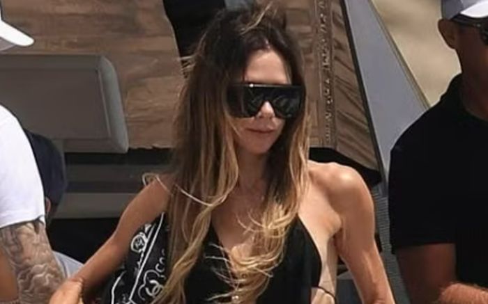 Victoria Beckham khoe vóc dáng quyến rũ với váy xẻ sâu
