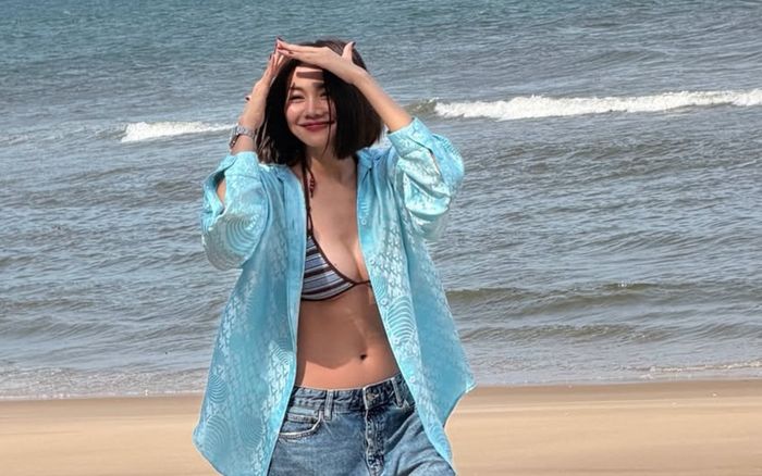 Siêu mẫu Thanh Hằng mặc áo tắm nửa kín nửa hở, khoe dáng quyến rũ