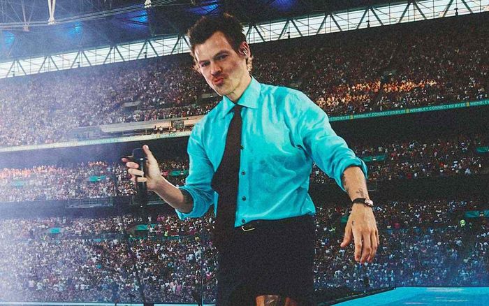Vỉa hè sụt lún, xe cảnh sát lật ngay trước concert của Harry Styles