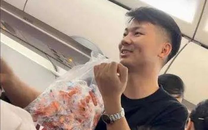 Đưa con trai 8 tháng tuổi lên máy bay, người cha có hành động gây xôn xao
