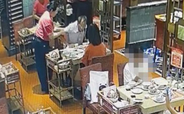 Người đàn ông đau bụng dữ dội tại quán ăn, nữ quản lý nói ba câu đã cứu sống ông