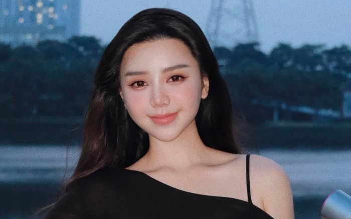 Quỳnh Kool diện áo trễ vai khoe thần sắc rạng ngời