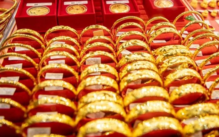 Tin tài chính hôm nay 25/7: Giá vàng bật tăng mạnh, USD nối dài đà tăng