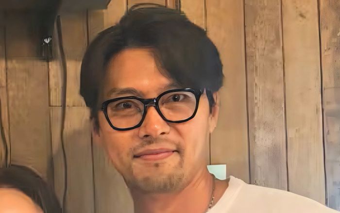 Hyun Bin lộ diện với gương mặt râu ria rậm rạp
