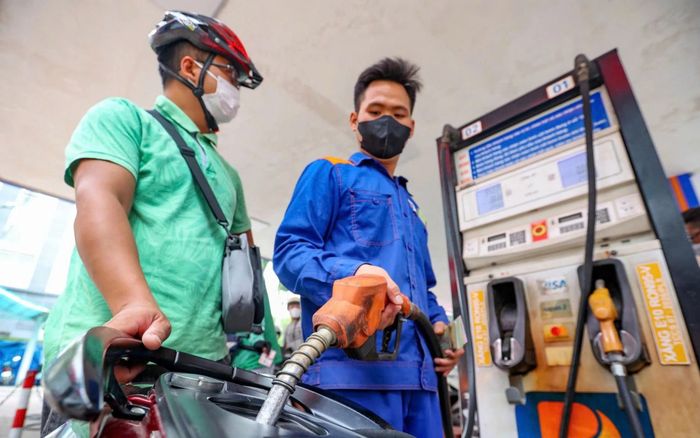 Giá xăng dầu hôm nay 26/7: Giảm cực mạnh