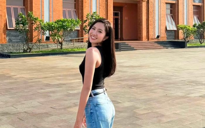 Hoa hậu Hà Trúc Linh khoe dáng thanh mảnh với phong cách tối giản