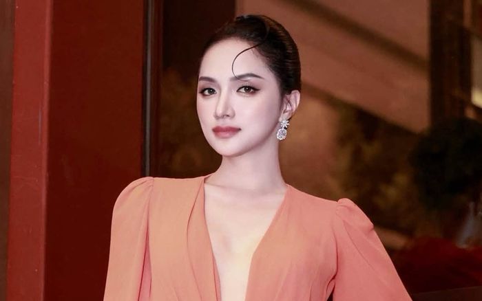 Hoa hậu Hương Giang diện váy xẻ ngực sâu tại Trung Quốc