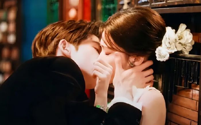 Cảnh nóng của Trương Lăng Hách và Vương Sở Nhiên trong phim mới gây sốt