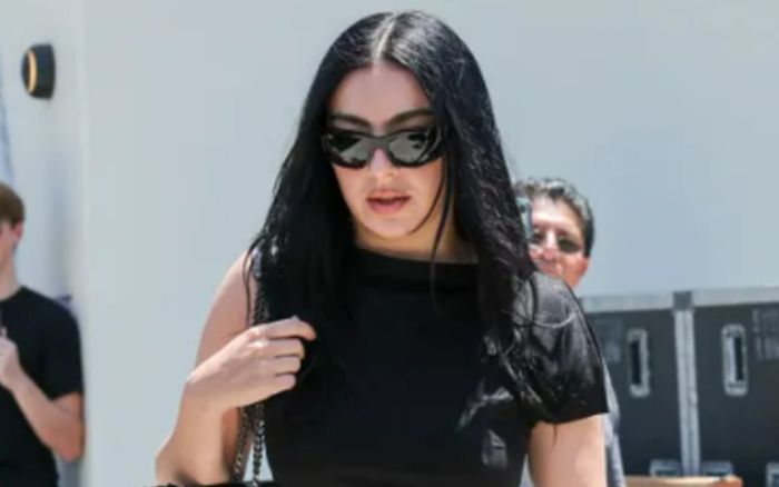 Charli XCX khoe dáng với quần short siêu ngắn