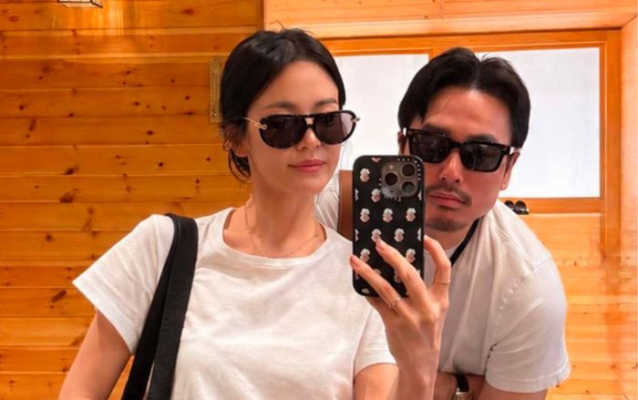 Danh tính người đàn ông thân thiết bên Song Hye Kyo
