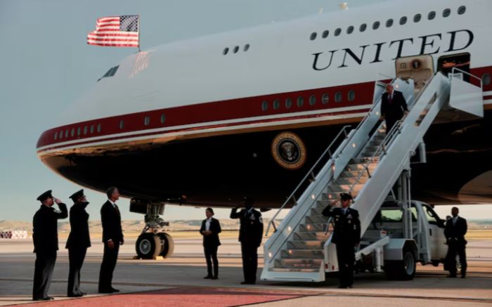 Vì sao ông Trump bất ngờ đổi chuyên cơ sau hội nghị NATO?
