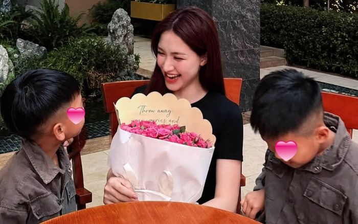 Cuộc hội ngộ của Hòa Minzy và 2 con trai nuôi ít ai biết