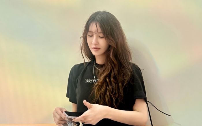 Lee Ji Ah gây chú ý với nhan sắc rạng rỡ ở tuổi 47