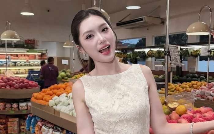 Phương Oanh khoe nhan sắc rạng rỡ tại Indonesia