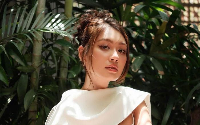 Á hậu Thảo Nhi Lê hóa nàng thơ với váy trắng, khoe xương quai xanh gợi cảm