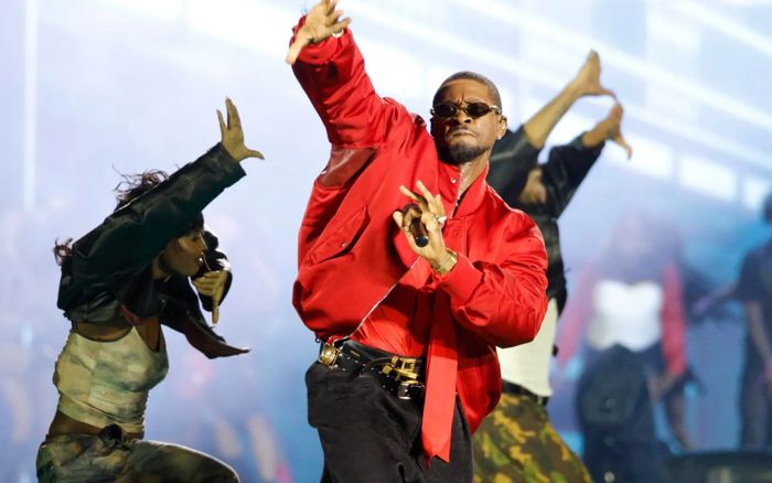Usher mời nữ khán giả rời khỏi sân khấu khi đang biểu diễn