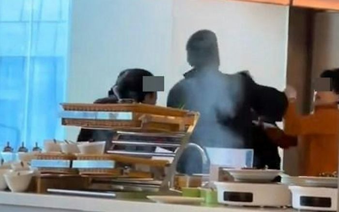 Bị nhân viên nhắc không được mang đồ ăn về, người đàn ông có hành động khiến cả nhà hàng sững sờ