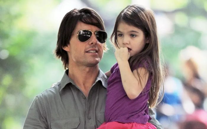 Con gái Tom Cruise cắt đứt mối liên hệ pháp lý với cha ruột