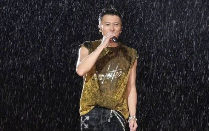 Lý do Tạ Đình Phong quyết không che ô, hát live giữa mưa tầm tã